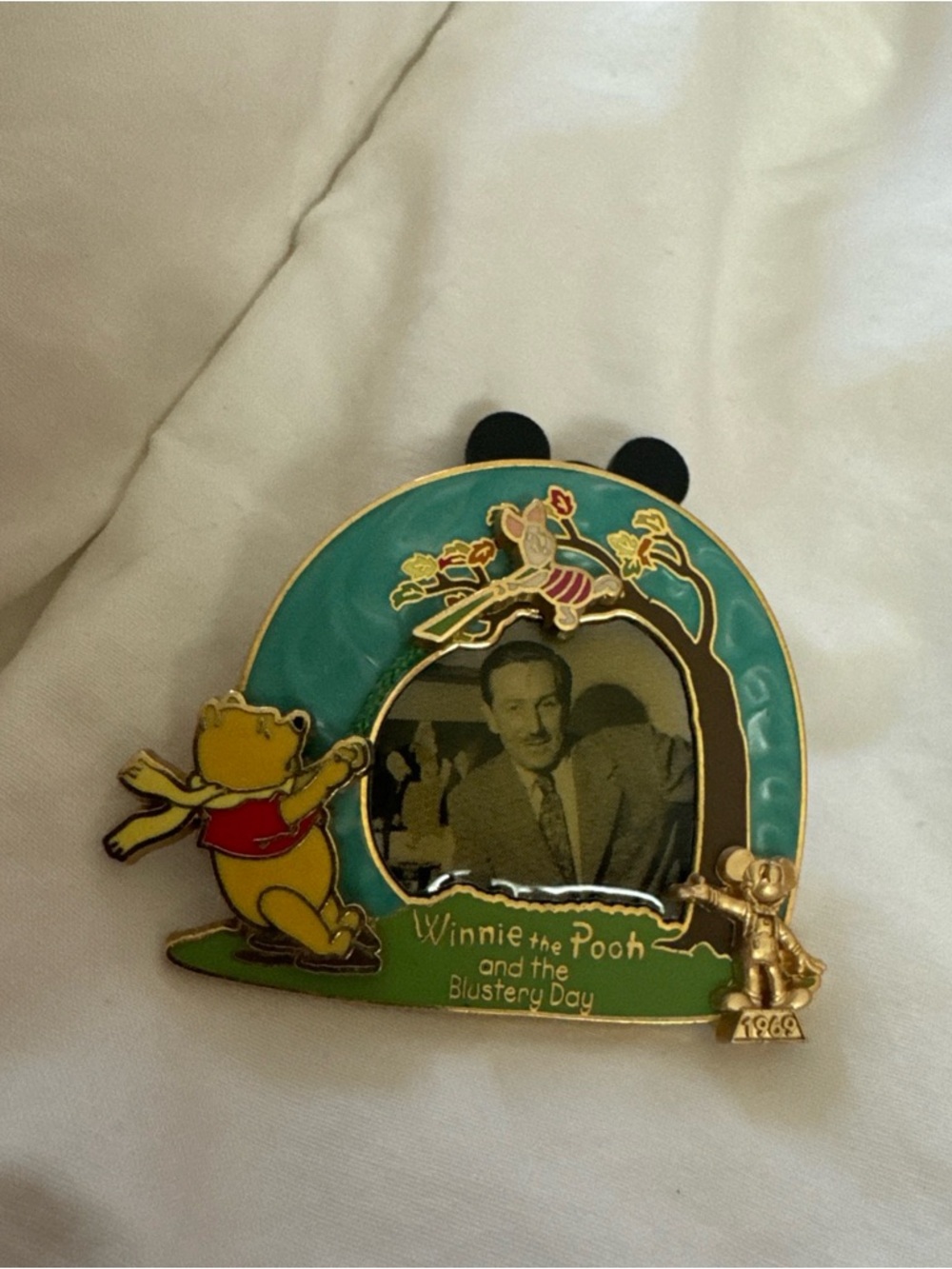 LIMITED EDITION Walt Disney, Piglet & Winnie the Pooh Blustery Day PIN 3000 2007